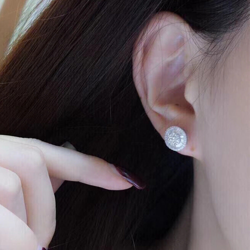 Charming Silver Earring for Any Occasion