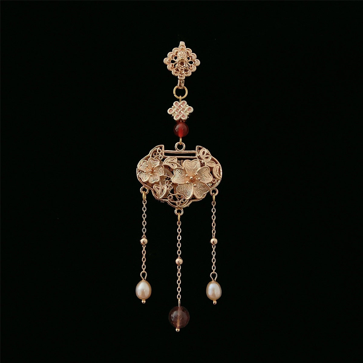 Classic Pearl Pendant with Timeless Appeal
