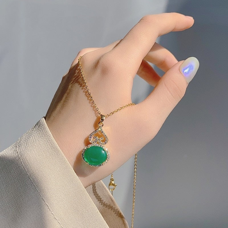 Romantic Gold Necklace for Special Moments