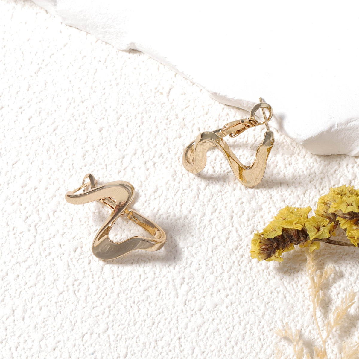Romantic Gold Earring for Special Moments