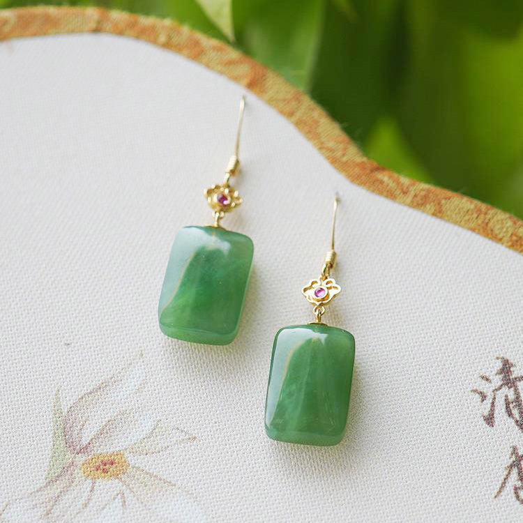 Classic Gold Earring with Timeless Appeal