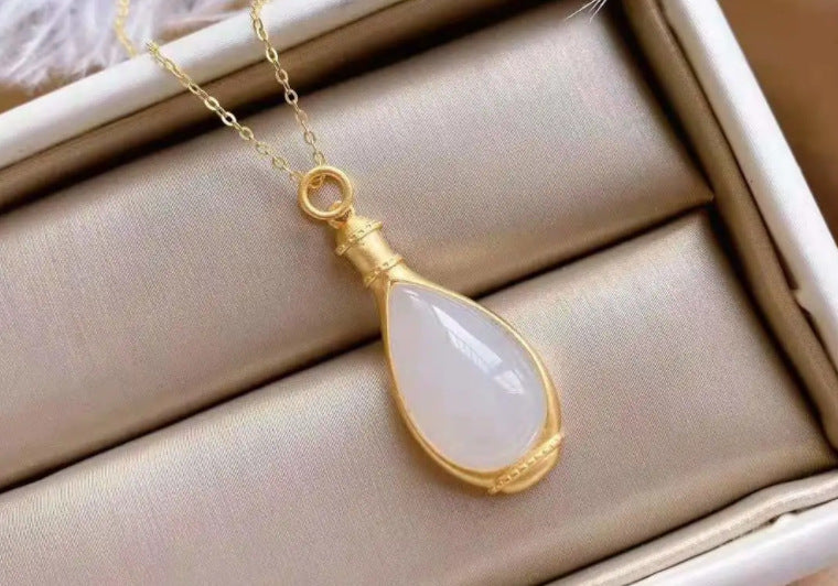 Classic Silver Necklace with Timeless Appeal