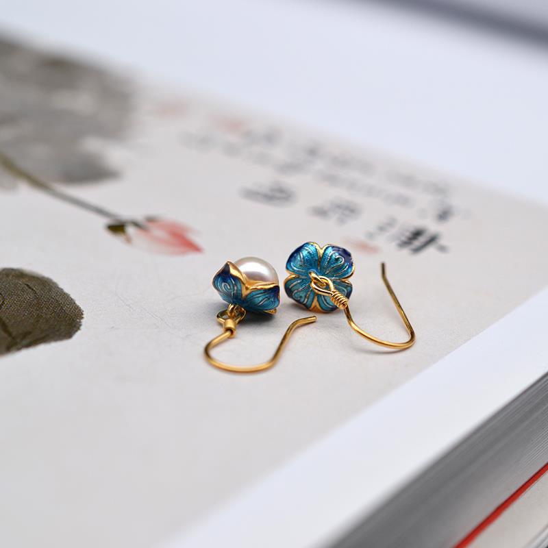 Classic Gold Earring with Timeless Appeal