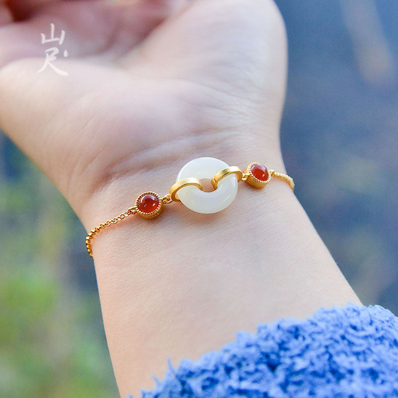 Classic Gold Bracelet with Timeless Appeal