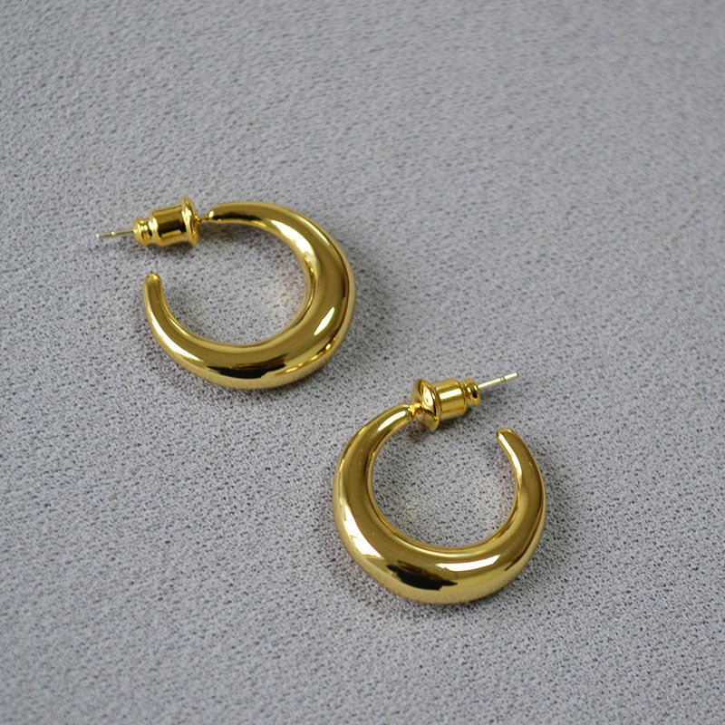 Classic Gold Earring with Timeless Appeal