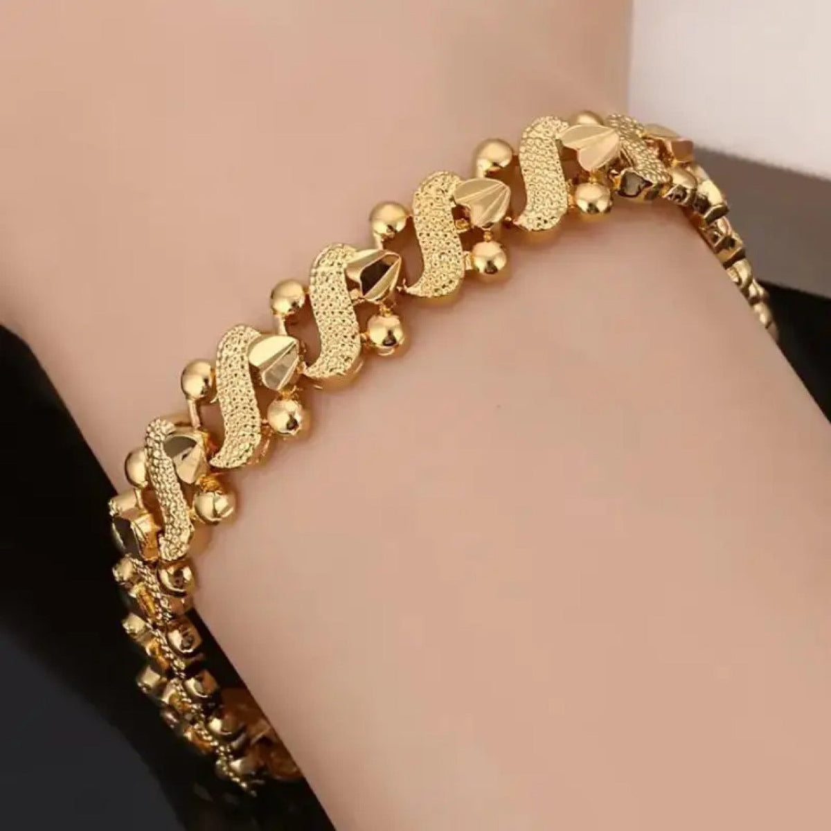 Classic Gold Bracelet with Timeless Appeal
