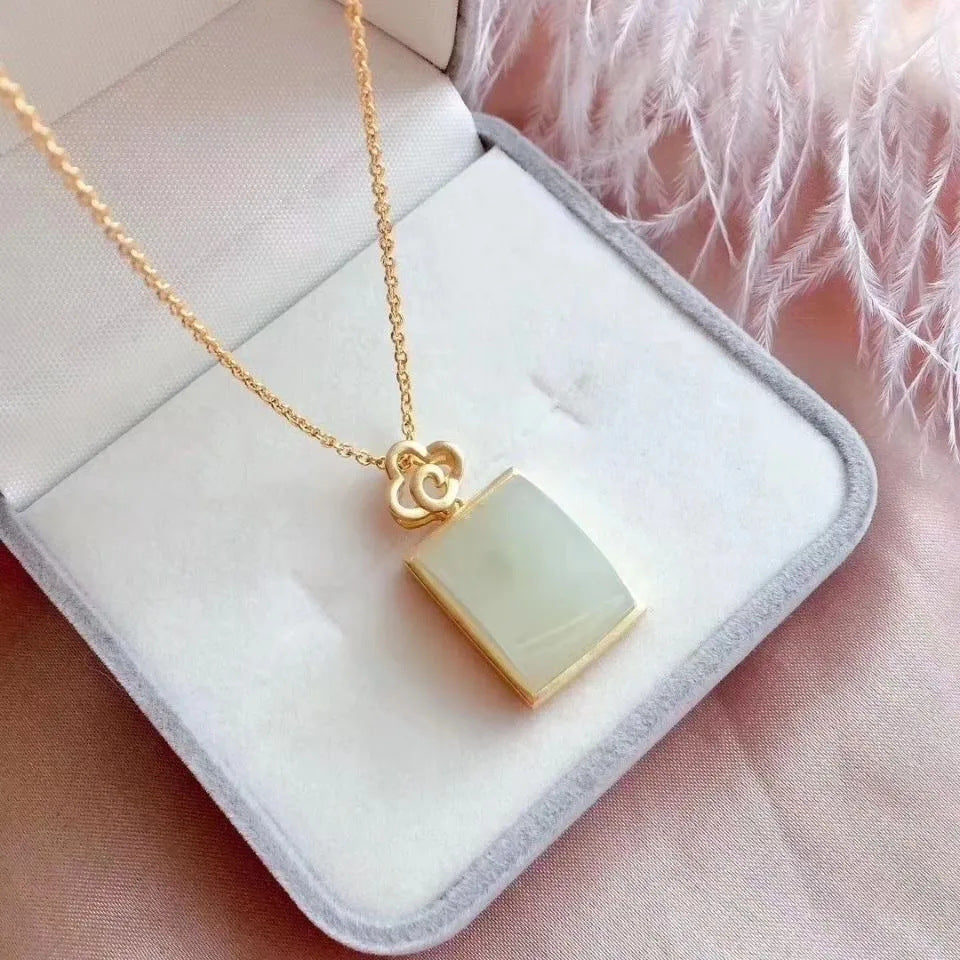 Classic Silver Necklace with Timeless Appeal