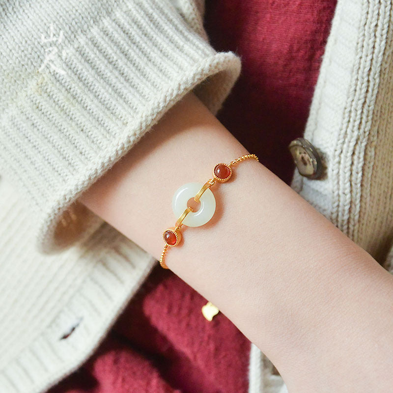 Classic Gold Bracelet with Timeless Appeal