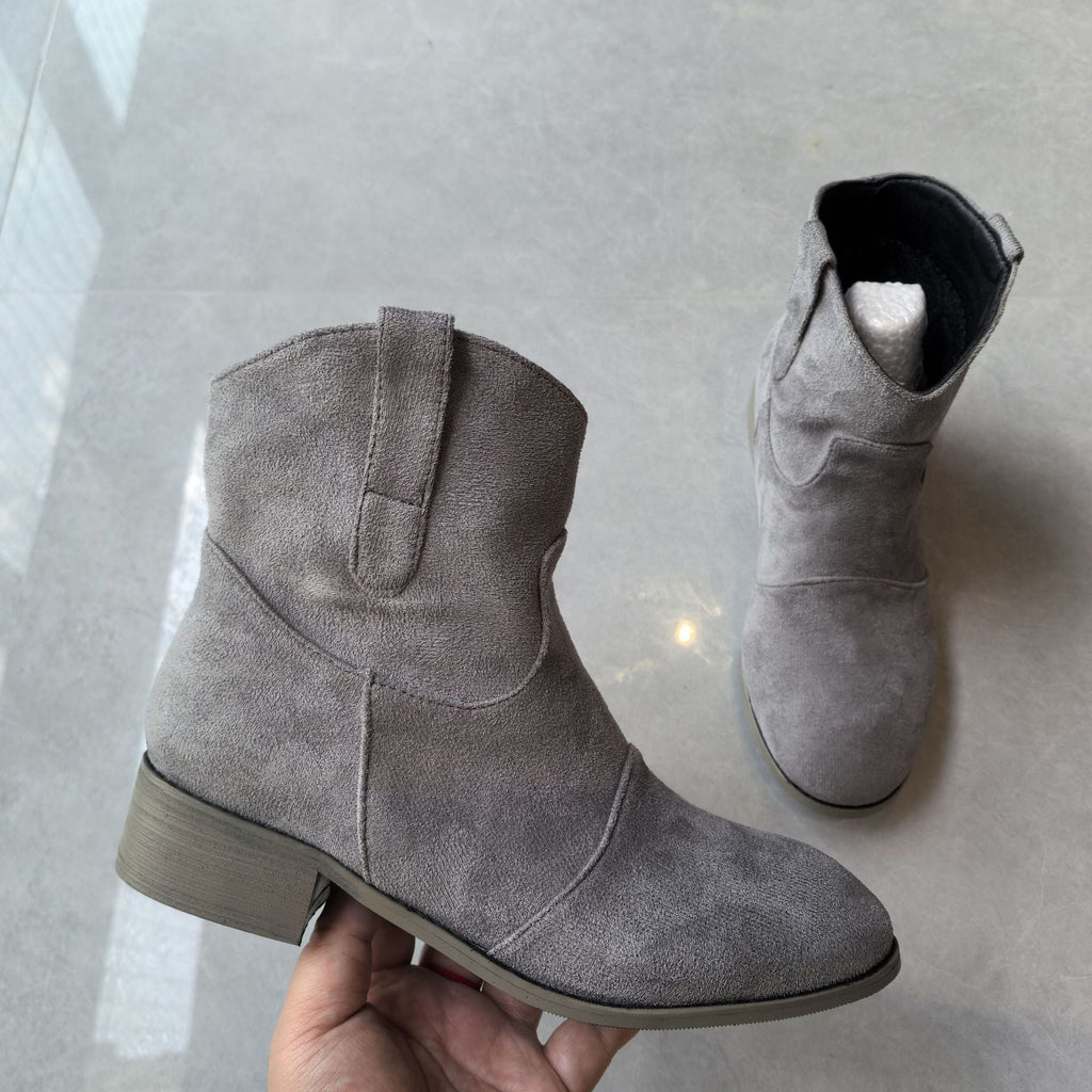 Graceful Orthopedic Boots for Modern Look