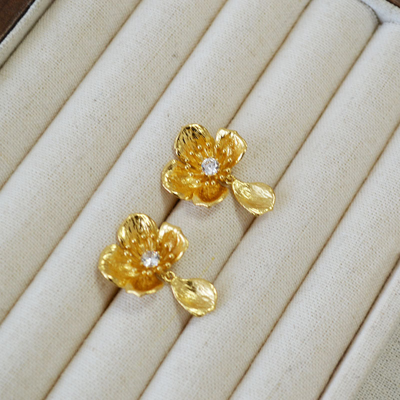 Charming Gold Earring for Any Occasion