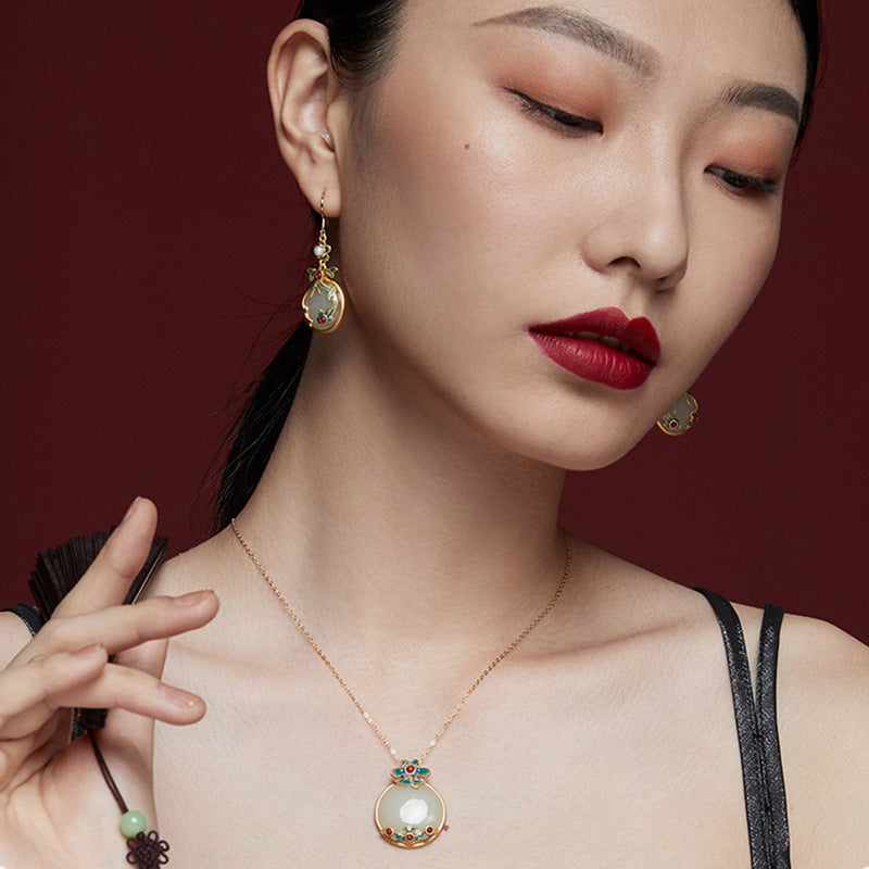 Classic Silver Necklace with Timeless Appeal