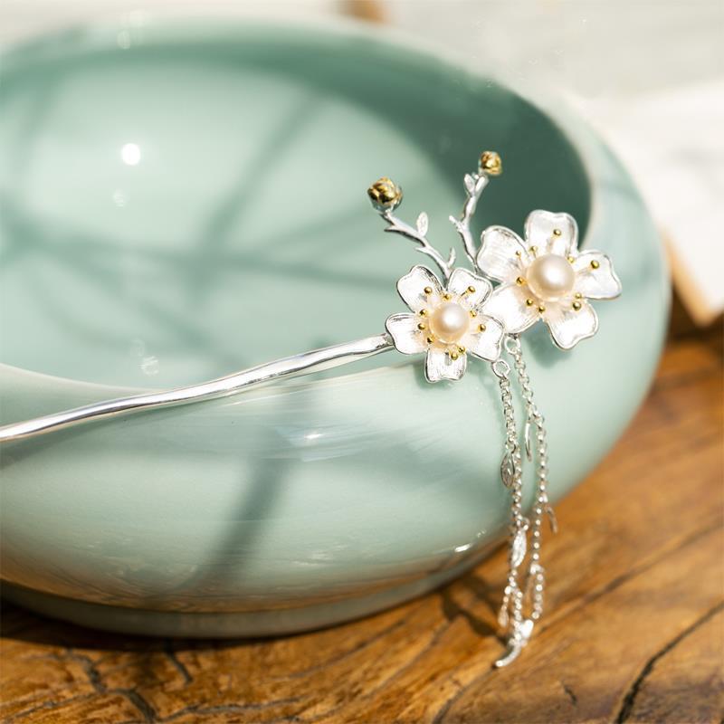 Classic Silver Piece with Timeless Appeal
