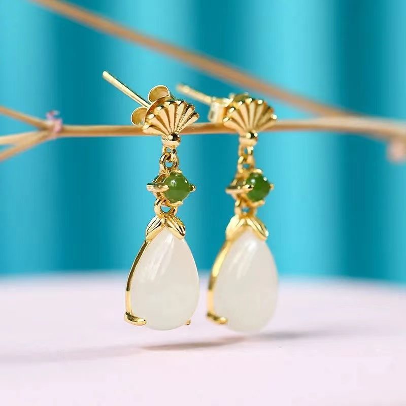 Classic Gold Earring with Timeless Appeal