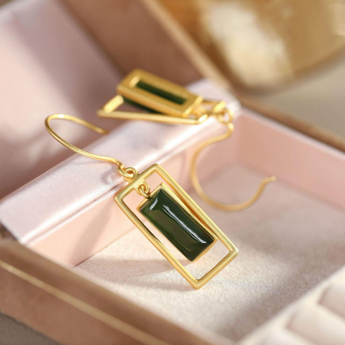 Charming Gold Earring for Any Occasion