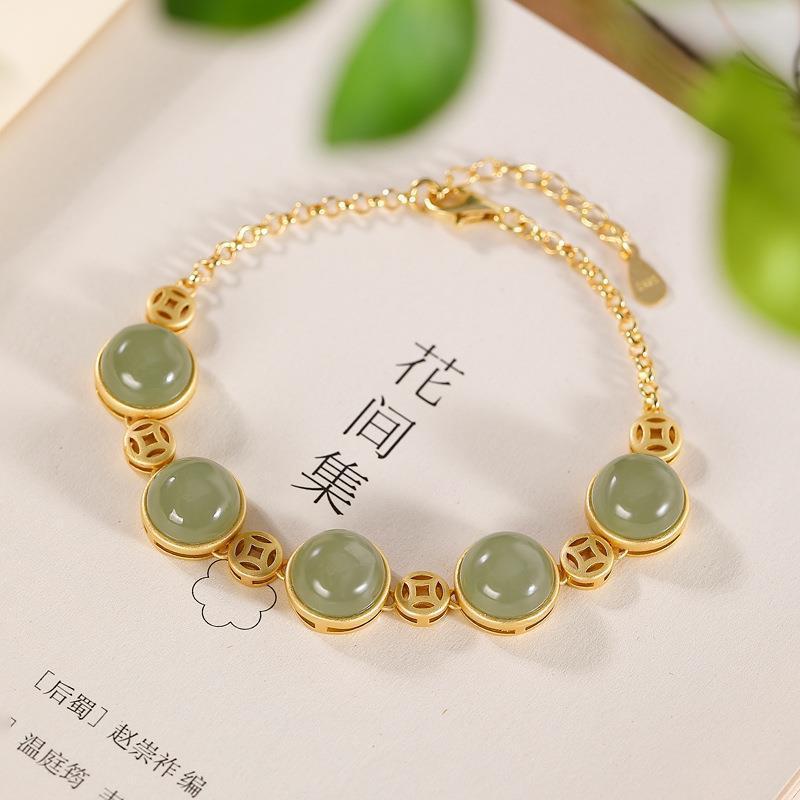 Classic Gold Bracelet with Timeless Appeal