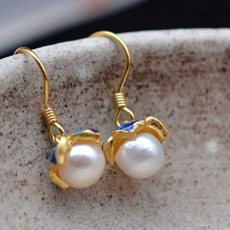 Classic Gold Earring with Timeless Appeal