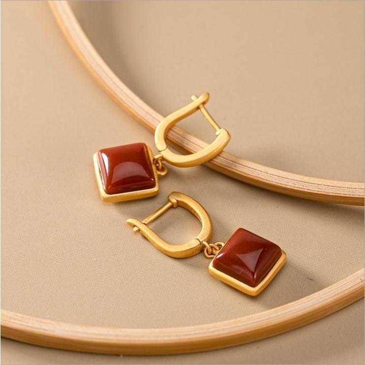 Classic Gold Earring with Timeless Appeal
