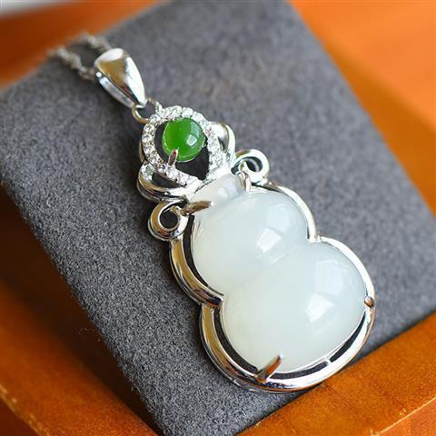 Beautiful Silver Necklace with Unique Style