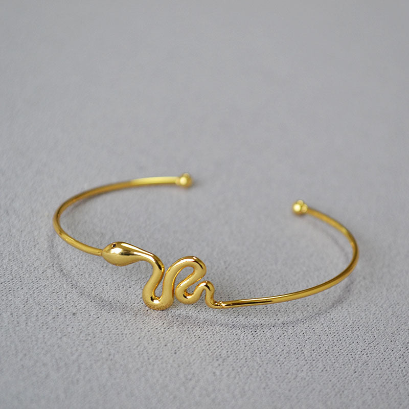Romantic Gold Bracelet for Special Moments