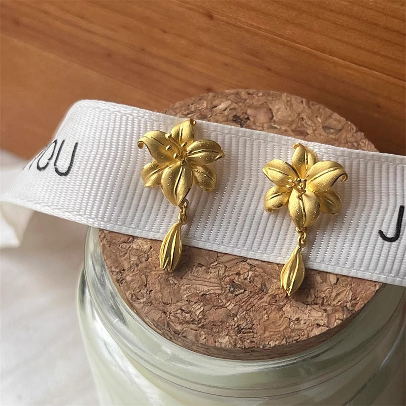 Romantic Gold Earring for Special Moments