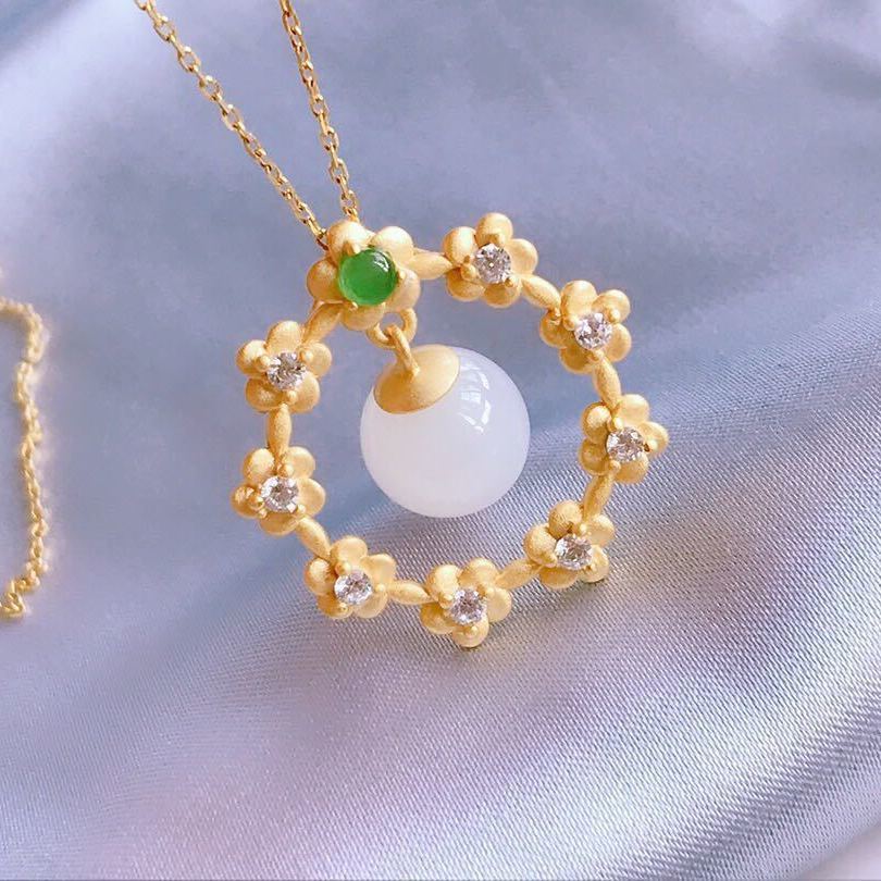 Beautiful Gold Pendant with Unique Style