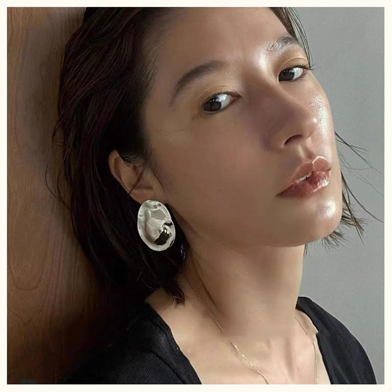 Classic Gold Earring with Timeless Appeal