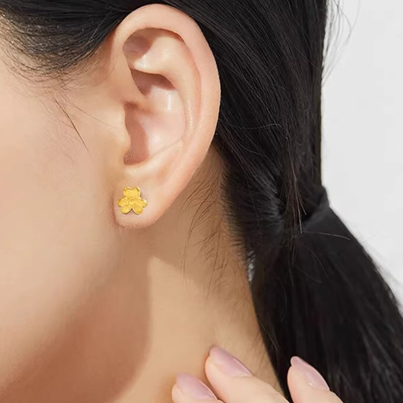 Classic Gold Earring with Timeless Appeal