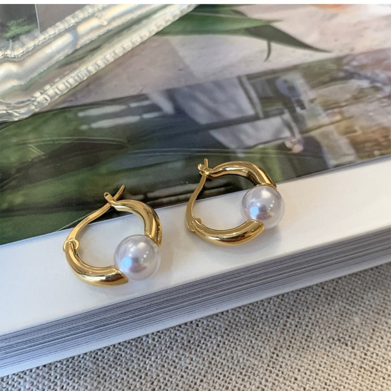Classic Pearl Earring with Timeless Appeal