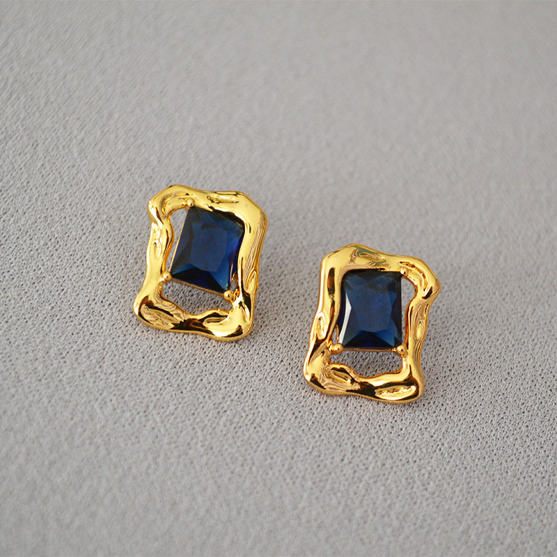 Classic Gold Earring with Timeless Appeal