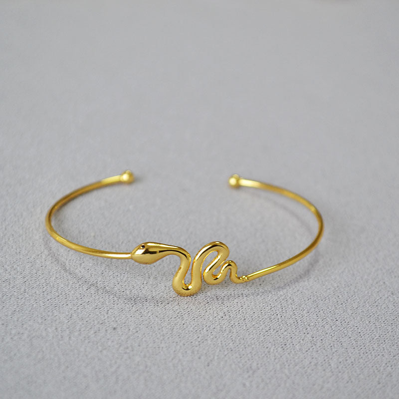 Romantic Gold Bracelet for Special Moments