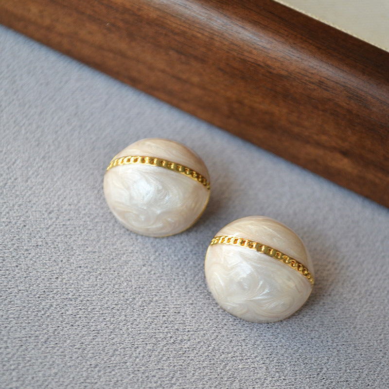 Romantic Gold Earring for Special Moments