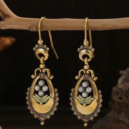 Romantic Gold Earring for Special Moments