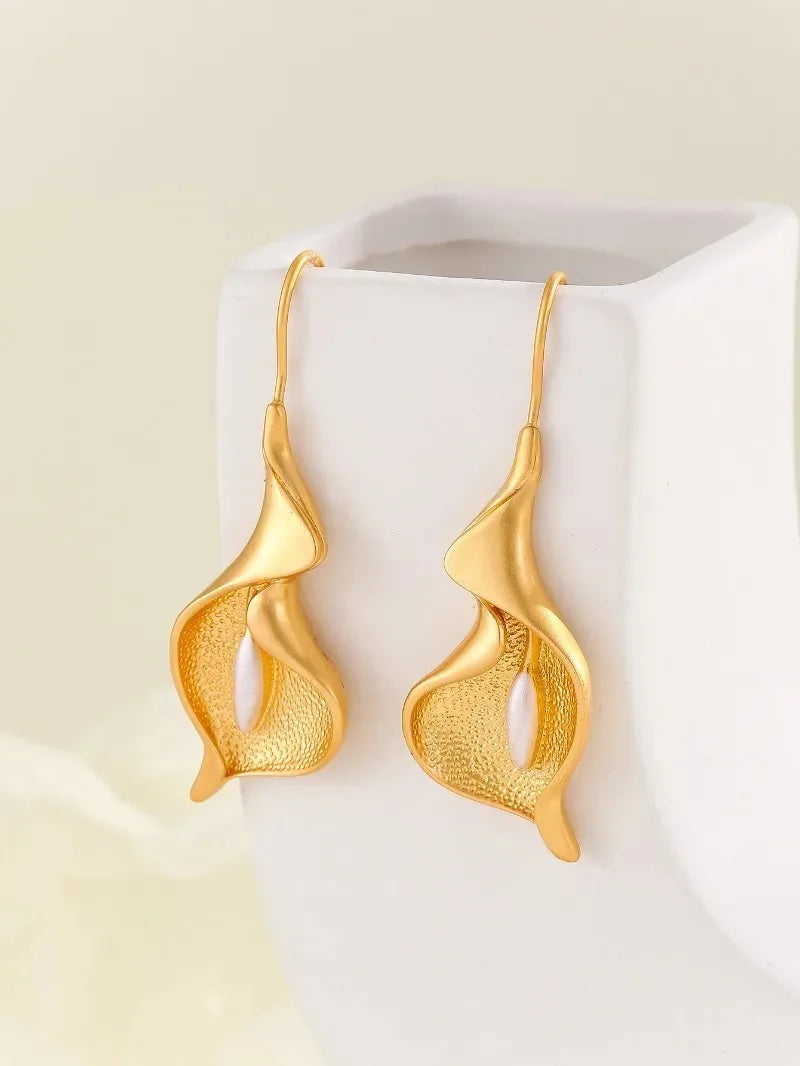 Charming Gold Earring for Any Occasion