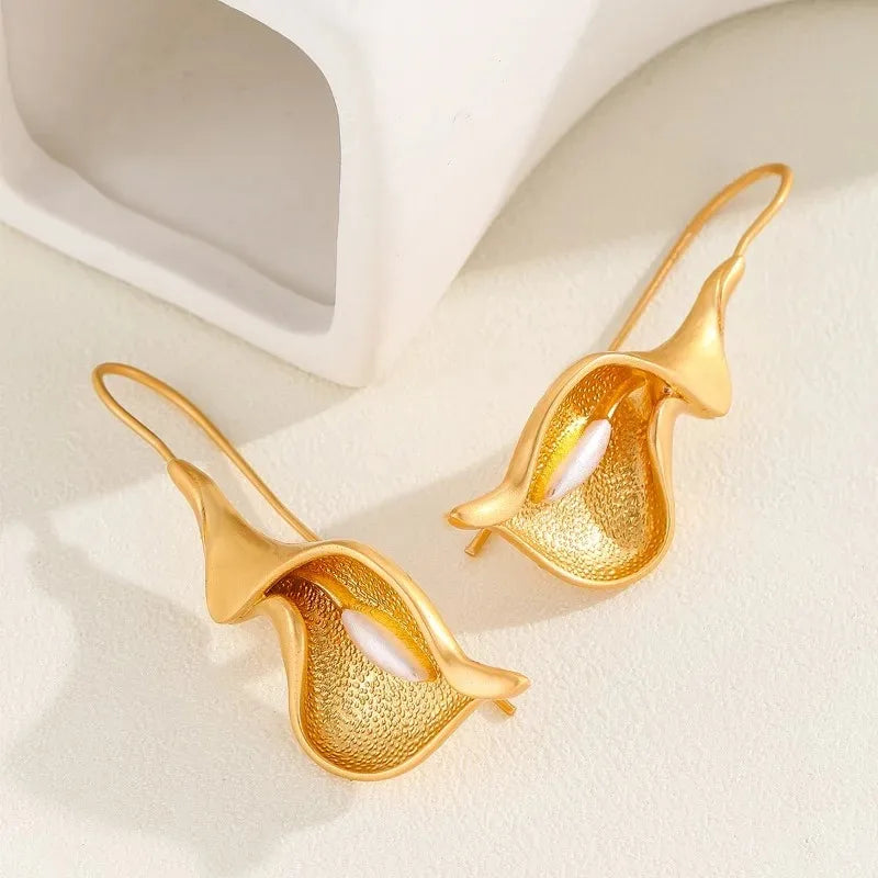 Charming Gold Earring for Any Occasion