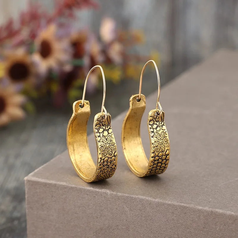Charming Gold Earring for Any Occasion