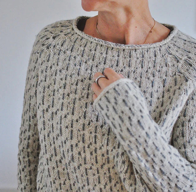 JO | Chic gray sweater with boat neckline