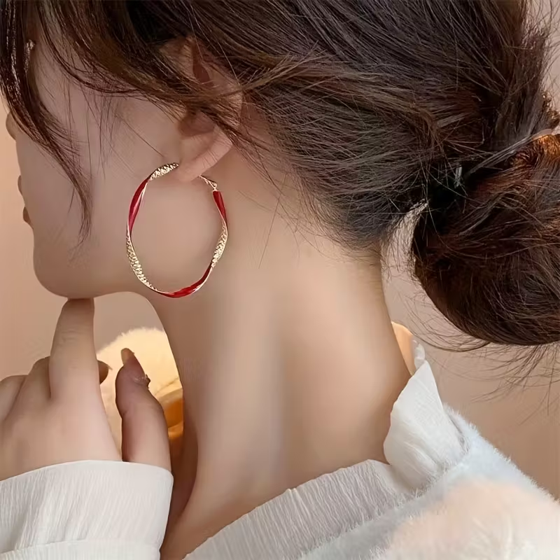 Charming Gold Earring for Any Occasion
