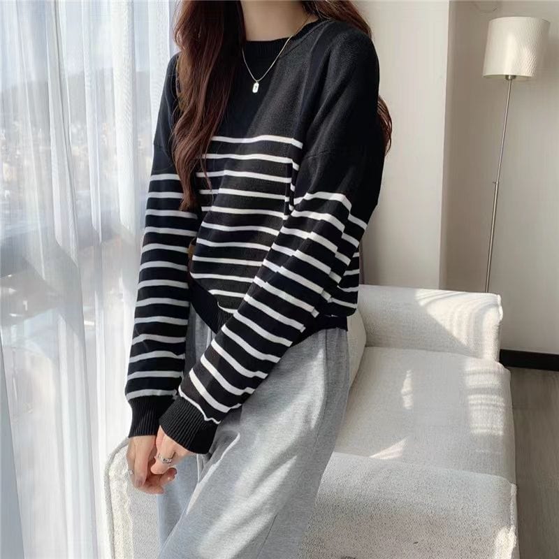 JO | Solid round neck sweater