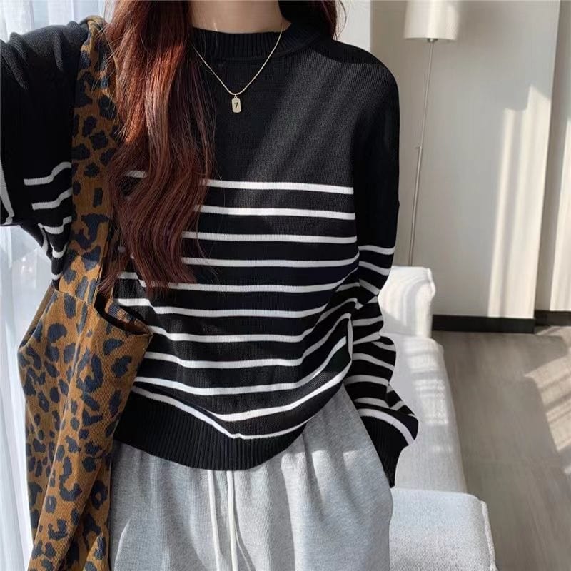 JO | Solid round neck sweater