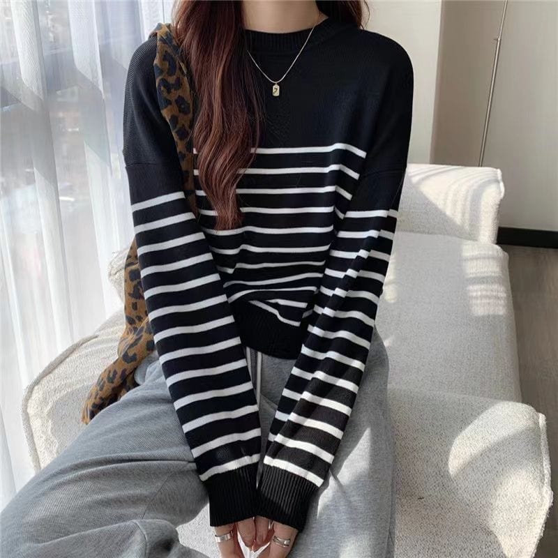 JO | Solid round neck sweater